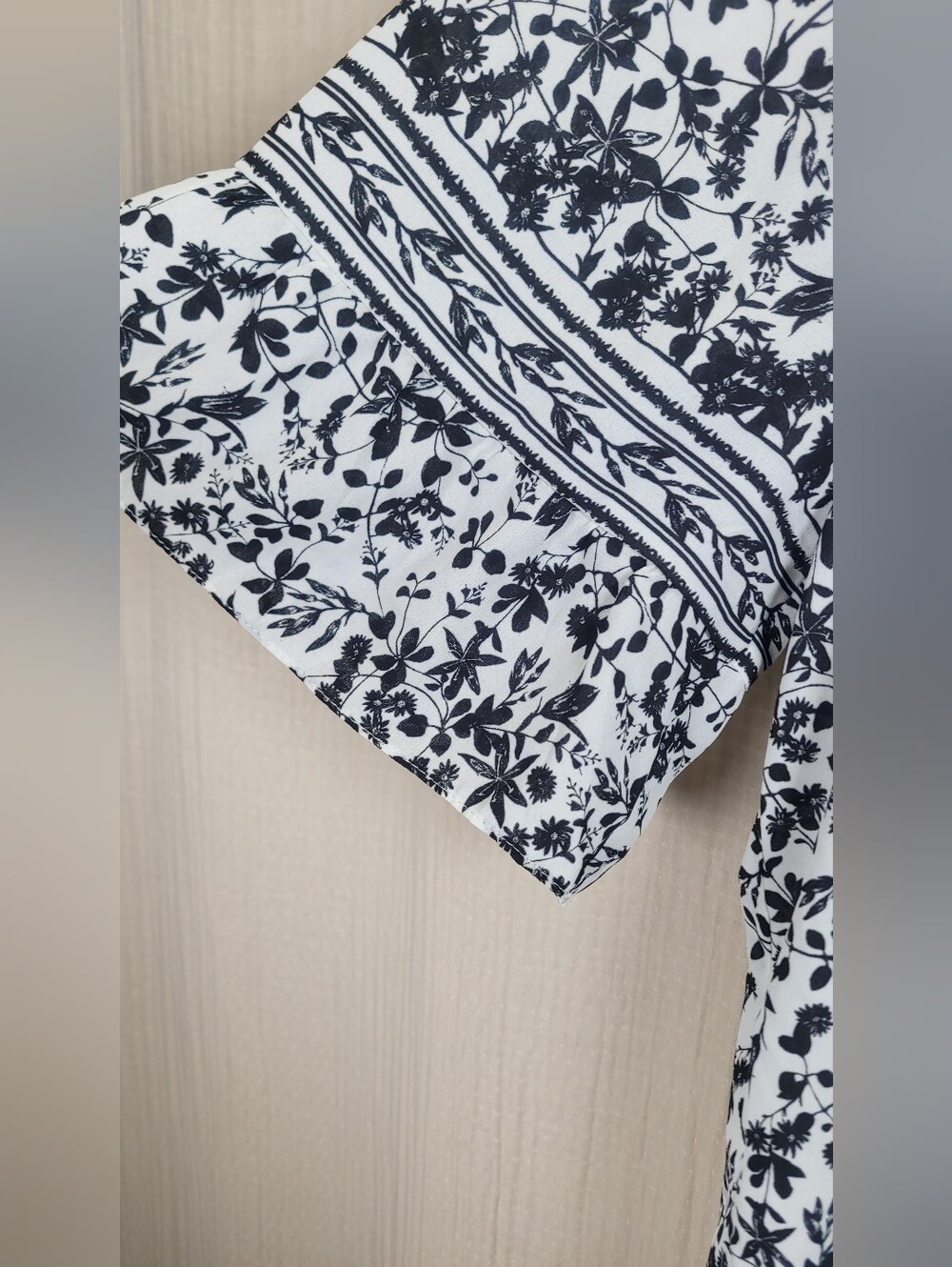 Max Studio Women’s Black & White Floral Peasant Top - Picture 5 of 13